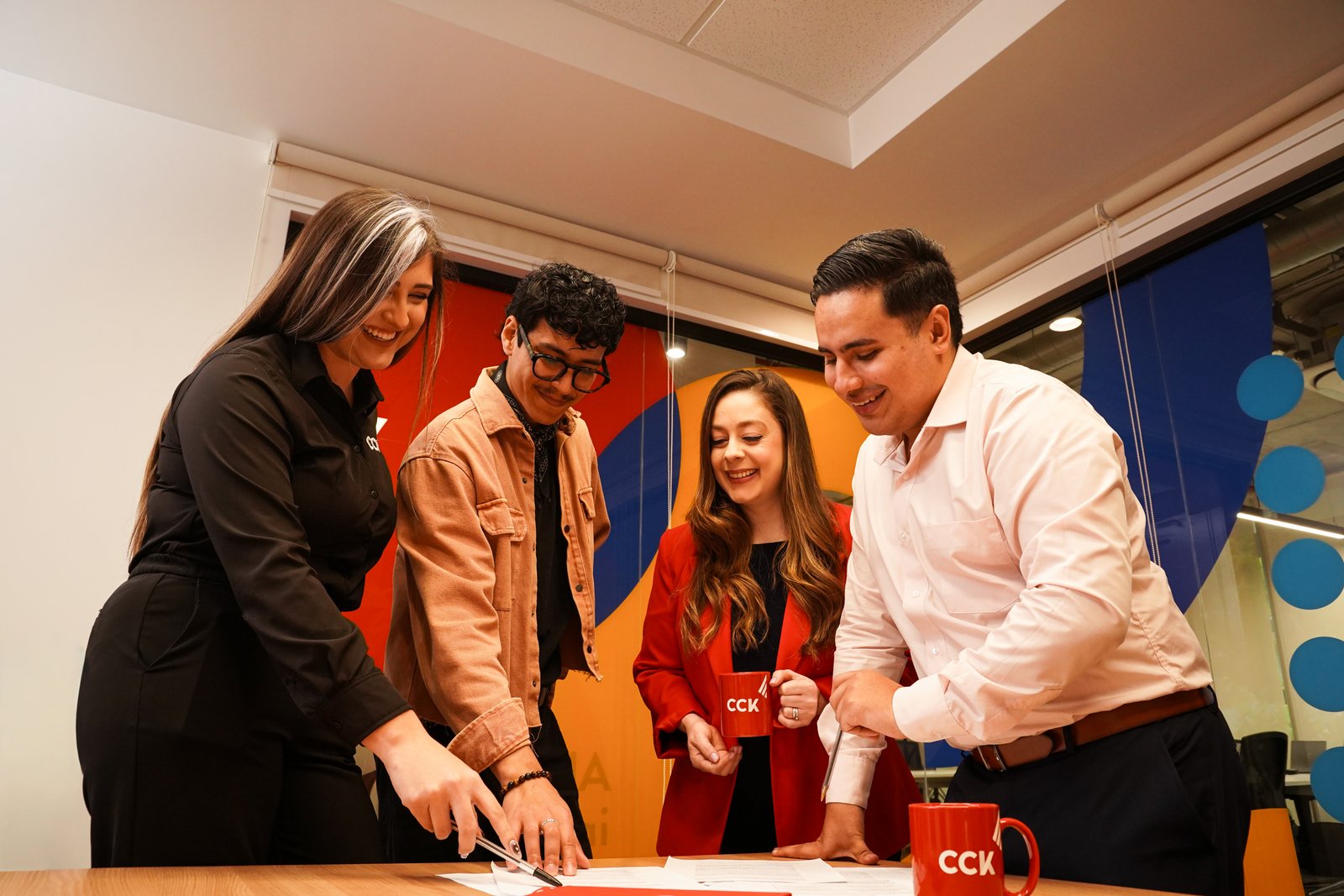 Equipo de CCK colaborando en la oficina