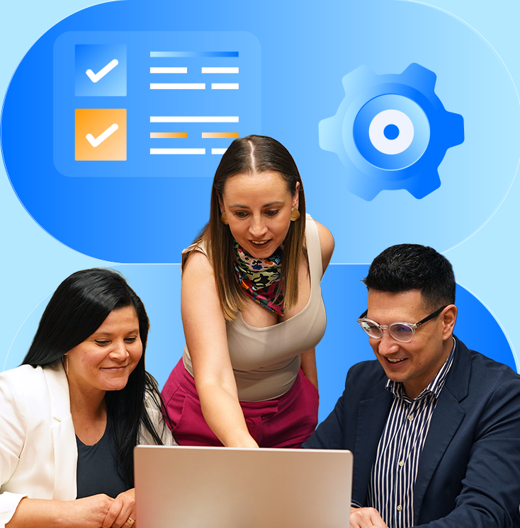 Equipo de CCK diseñando una estrategia de comunicación alrededor de una laptop
