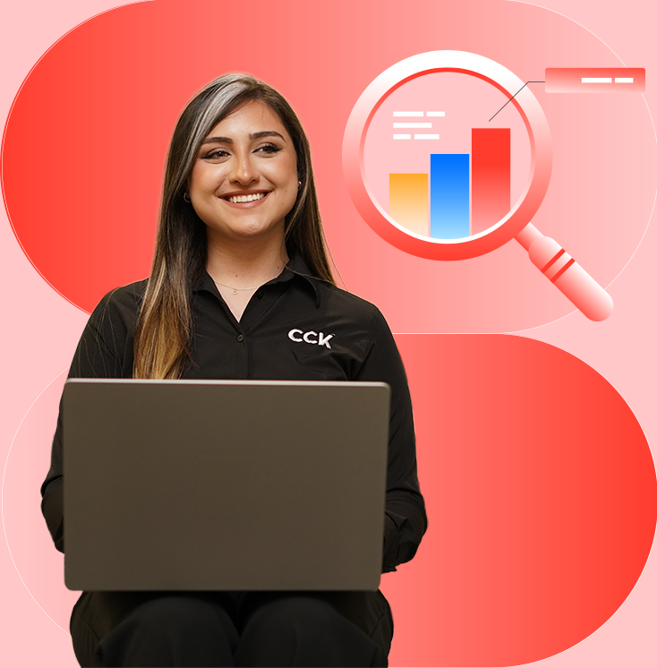Consultora de CCK analizando datos e inteligencia estratégica en su laptop